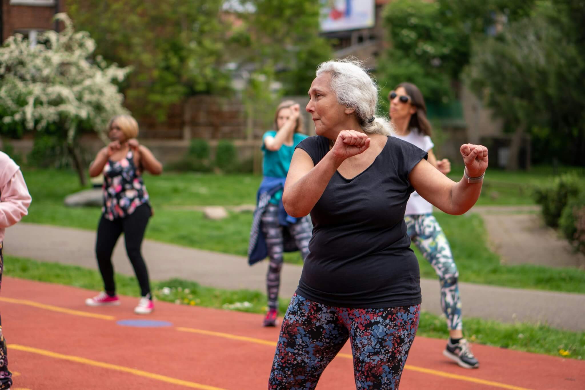 femme sénior qui fait de la zumba